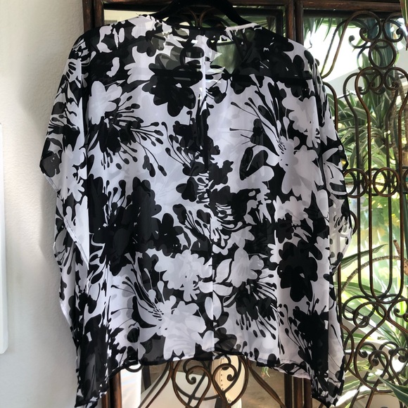 Jennifer Lopez black and white floral top - Picture 2 of 5